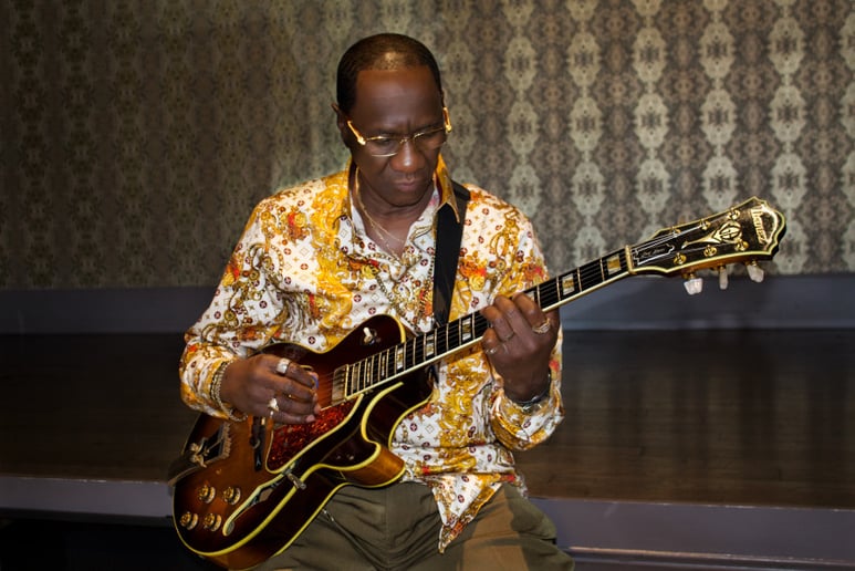 Gallery photo 6 of 2unes