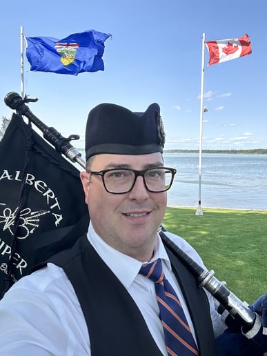 Gallery photo 3 of Alberta Bagpiper