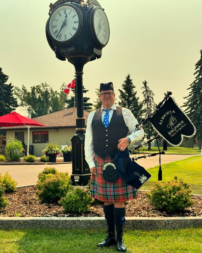 Gallery photo 8 of Alberta Bagpiper