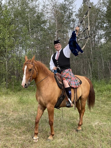 Gallery photo 4 of Alberta Bagpiper