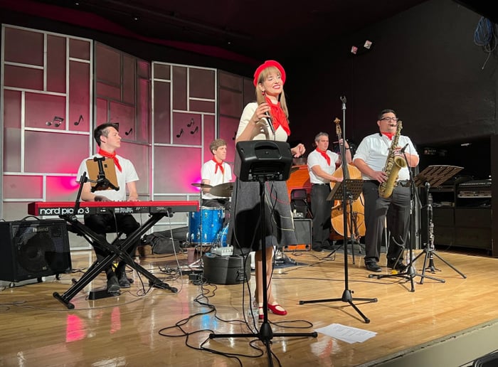 Gallery photo 4 of Ashley Anne and The Carnations