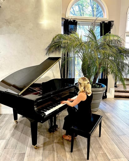 Gallery photo 4 of Bri Lewis, Utah Pianist & Singer