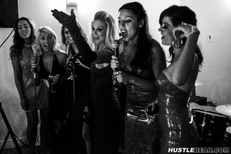 Gallery photo 15 of Casual Encounters "Live-Band" Karaoke