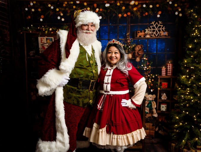 Gallery photo 15 of Santa Craig Cringle & That Filipina Mrs. Claus