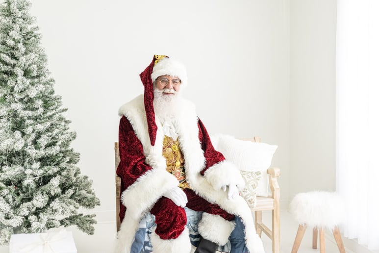 Gallery photo 1 of Santa Craig Cringle & That Filipina Mrs. Claus