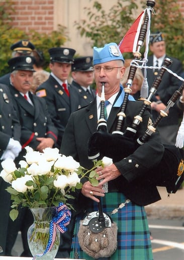Gallery photo 1 of Danne Farrell - Bagpiper