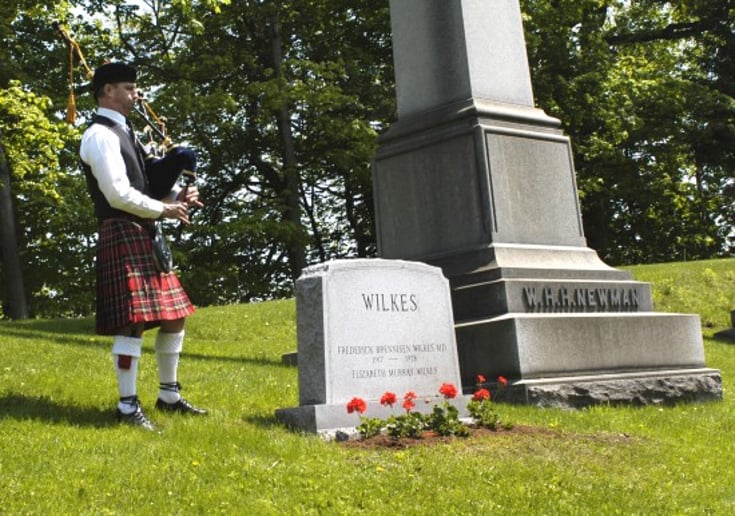 Gallery photo 2 of Danne Farrell - Bagpiper