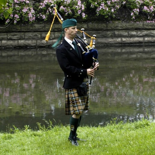 Gallery photo 3 of Danne Farrell - Bagpiper