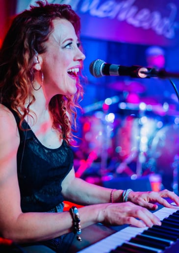 Gallery photo 1 of Elise Pearce, SLC Singer/Pianist