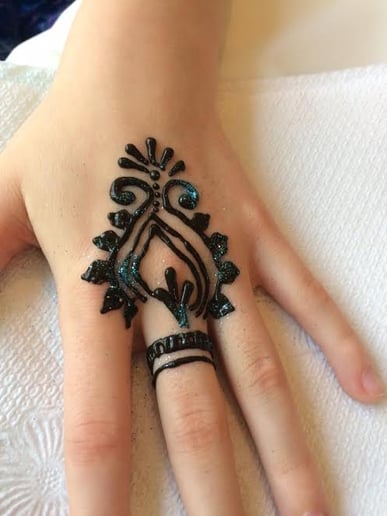 Gallery photo 7 of Amber's Henna