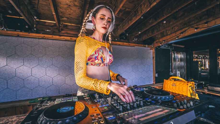 Gallery photo 4 of Female DJ - Deonna Webb