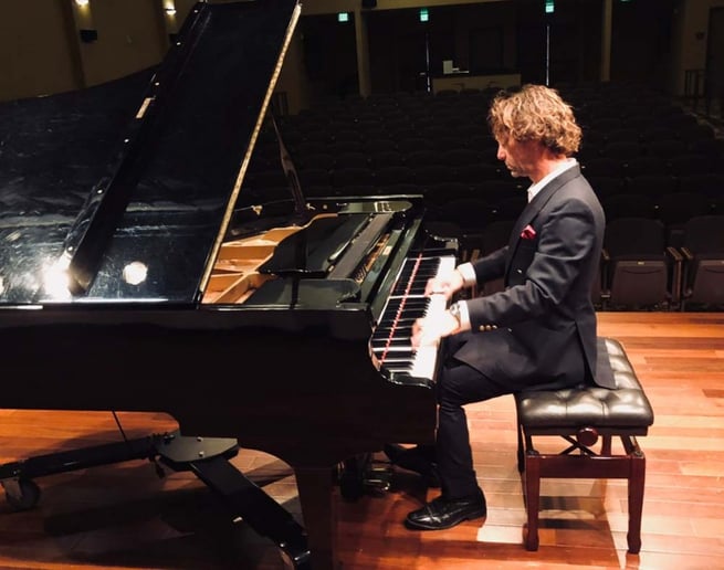 Gallery photo 4 of Glenn Kramer Piano Entertainment