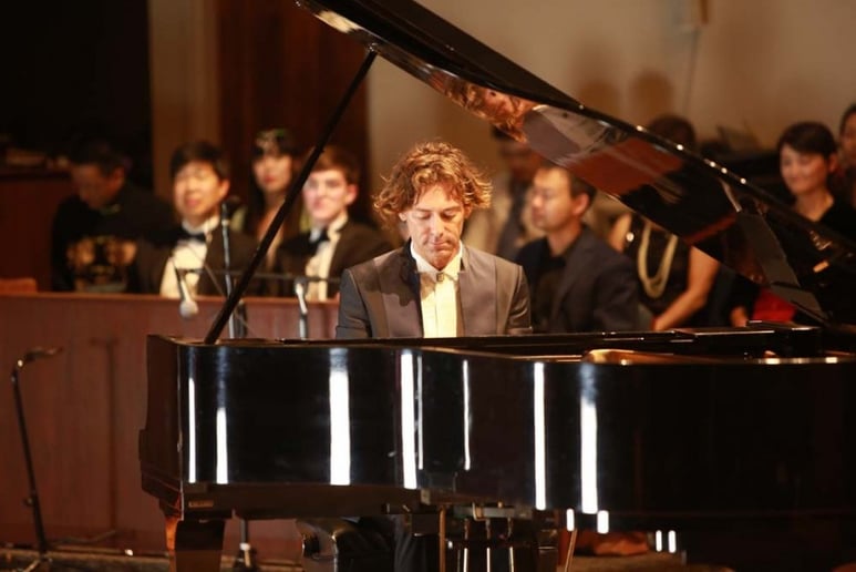 Gallery photo 3 of Glenn Kramer Piano Entertainment