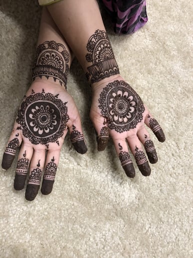Gallery photo 1 of Henna Glitz