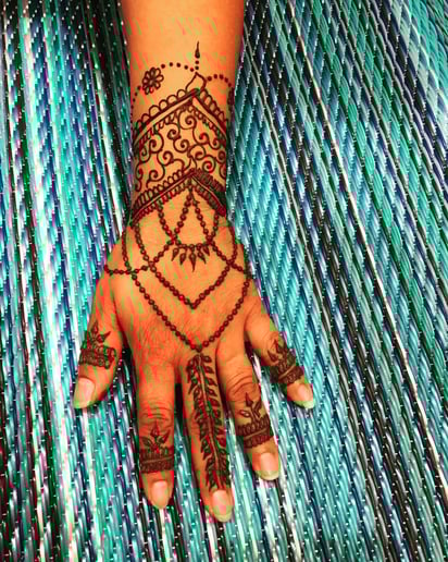 Gallery photo 3 of Henna Glitz
