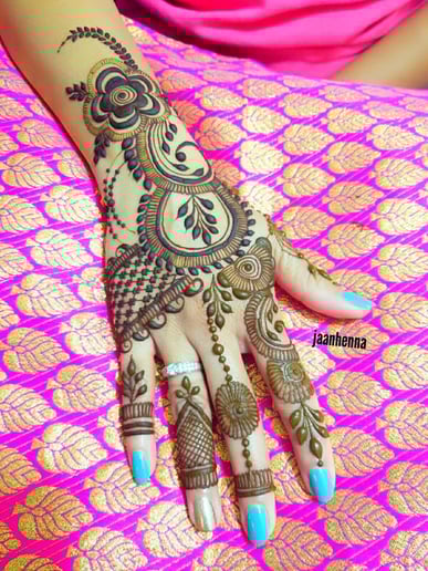 Gallery photo 3 of JaanHenna