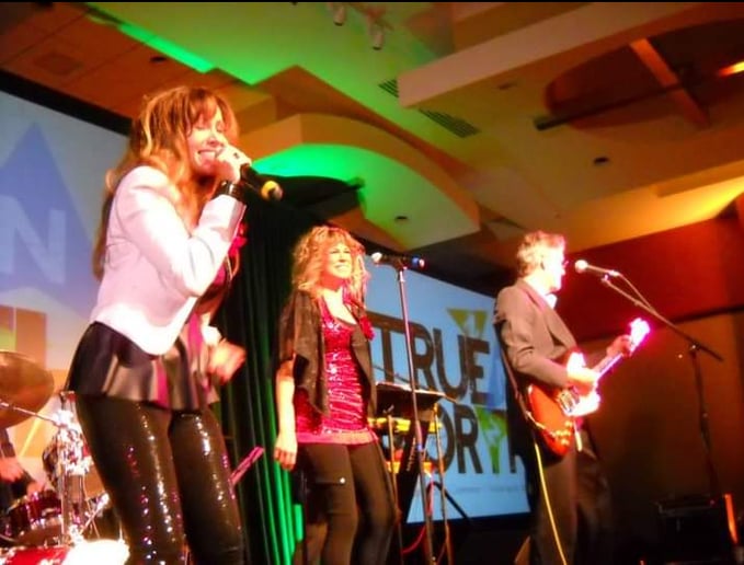 Gallery photo 14 of Jayne Bond & the Pink Martinis