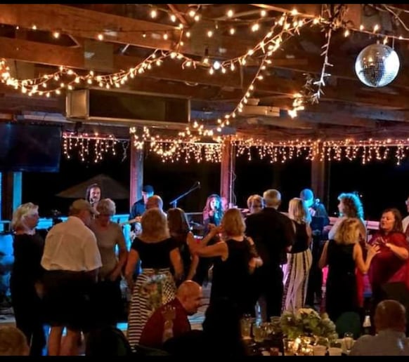 Gallery photo 23 of Jayne Bond & the Pink Martinis