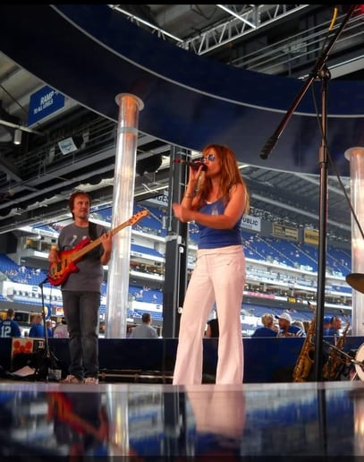 Gallery photo 1 of Jayne Bond & the Pink Martinis