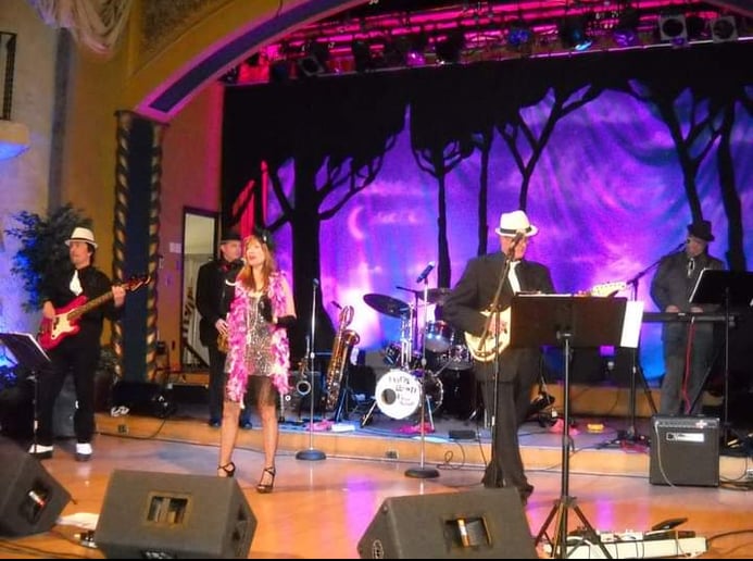 Gallery photo 27 of Jayne Bond & the Pink Martinis