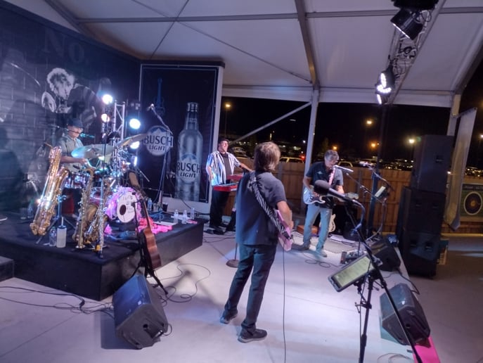 Gallery photo 13 of Jayne Bond & the Pink Martinis