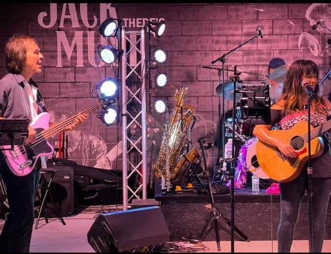 Gallery photo 6 of Jayne Bond & the Pink Martinis