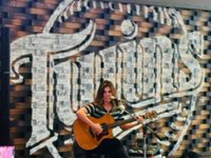 Gallery photo 5 of Laura Moe