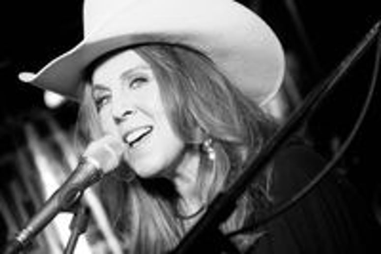 Gallery photo 8 of Laura Moe