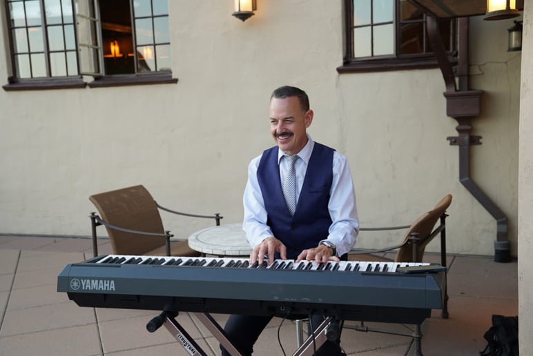 Gallery photo 7 of Noam Eisen - Pianist, Singer, Entertainer