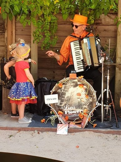 Gallery photo 5 of One Man Swamp Band