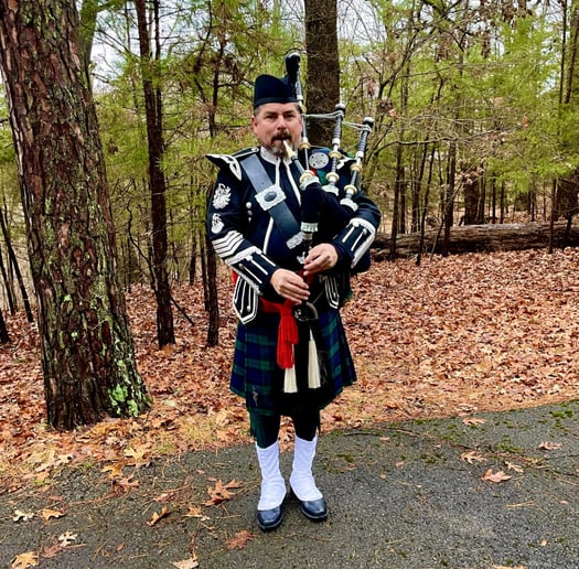 Gallery photo 7 of Ozark Bagpiper