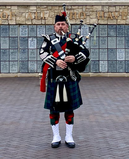 Gallery photo 15 of Ozark Bagpiper
