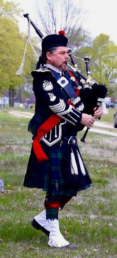 Gallery photo 16 of Ozark Bagpiper