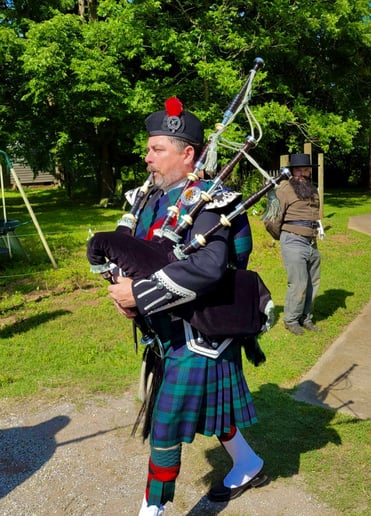 Gallery photo 18 of Ozark Bagpiper