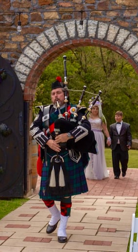 Gallery photo 21 of Ozark Bagpiper