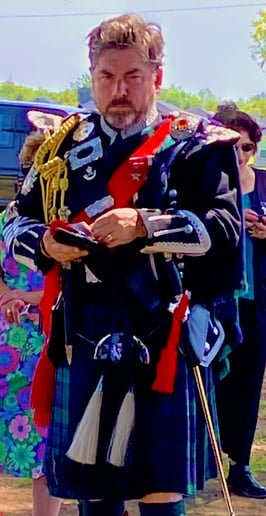 Gallery photo 32 of Ozark Bagpiper