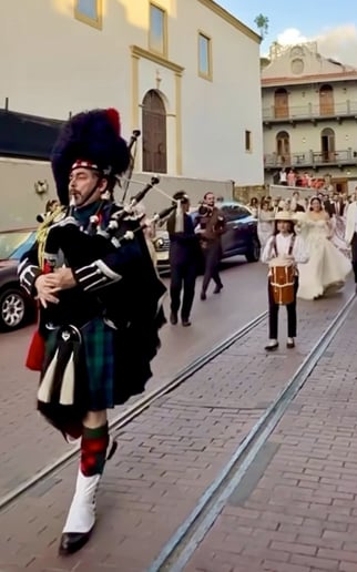 Gallery photo 36 of Ozark Bagpiper