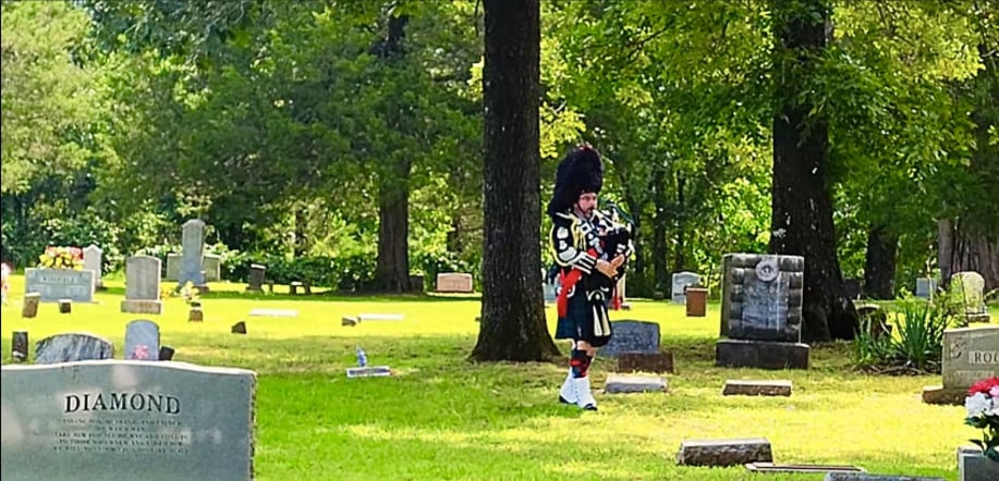 Gallery photo 55 of Ozark Bagpiper