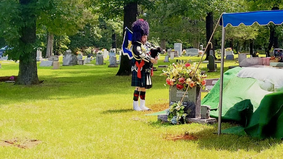 Gallery photo 56 of Ozark Bagpiper
