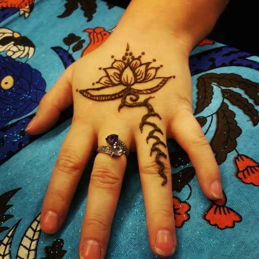Gallery photo 2 of Peace Bee And Rainbow Song Henna