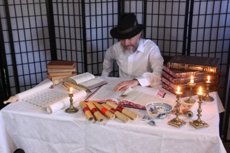 Gallery photo 2 of Rav Yitzhak - Storyteller & Paranormal Entertainer