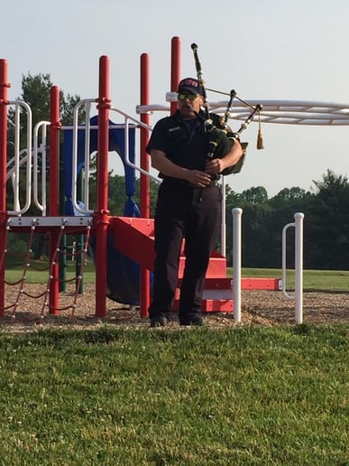 Gallery photo 1 of Solo bagpiper