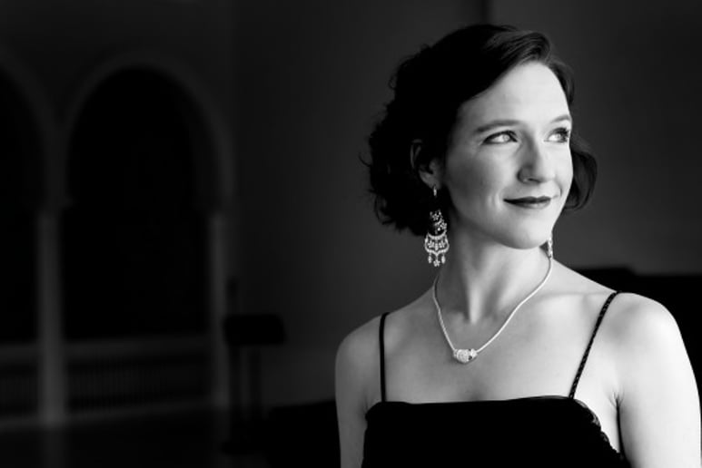 Gallery photo 1 of Soprano Elizabeth Cameron