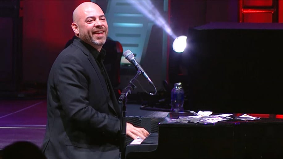 Gallery photo 4 of The Dueling Piano Show