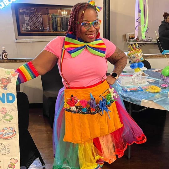 Clown-na-round with Quita - Balloon Twister in St Louis, MO
