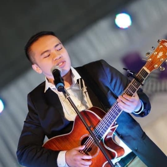 Live Acoustic Guitar Music by Sean Hang - Singing Guitarist in Milwaukee, WI
