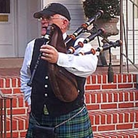 Provides music of Scotland and Ireland - Bagpiper / Wedding Musicians in New Orleans, LA