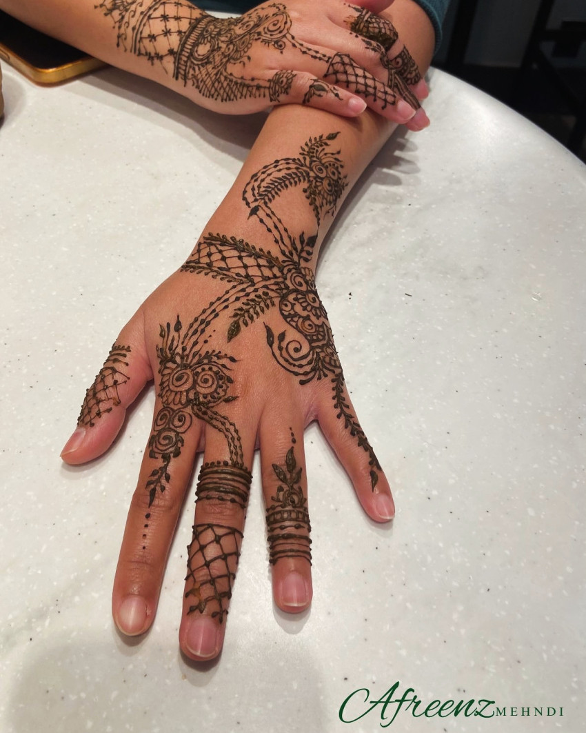 Gallery photo 1 of Afreen’s Mehndi