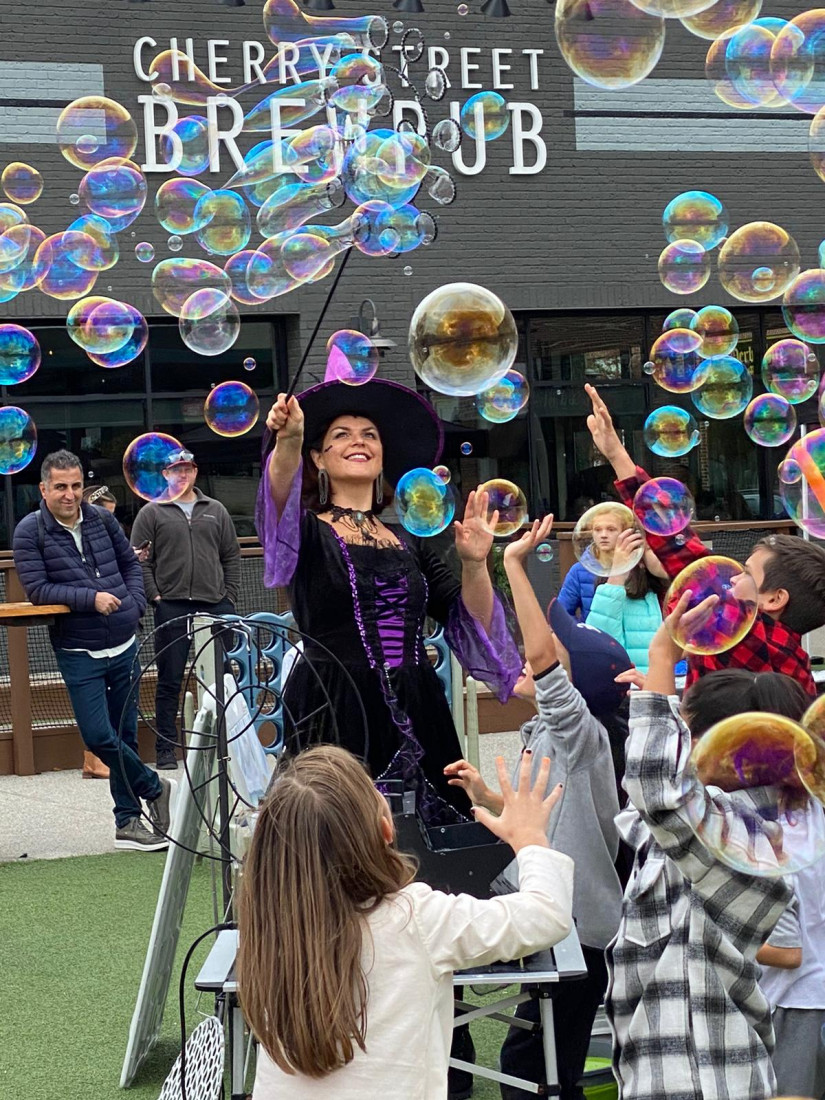 Hire ATLANTA BUBBLE SHOW by ANASTASIA Bubble Entertainment in