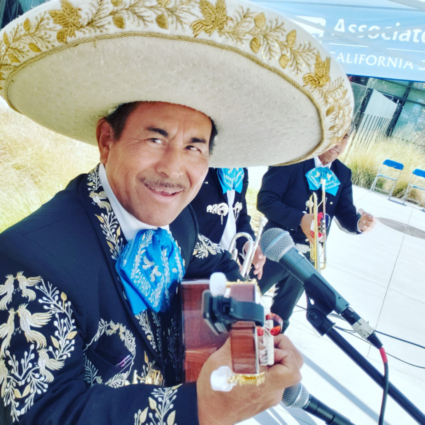 Hire Aurelio Reyes "El Gallo de Chiapas" y su Mariachi Mariachi Band